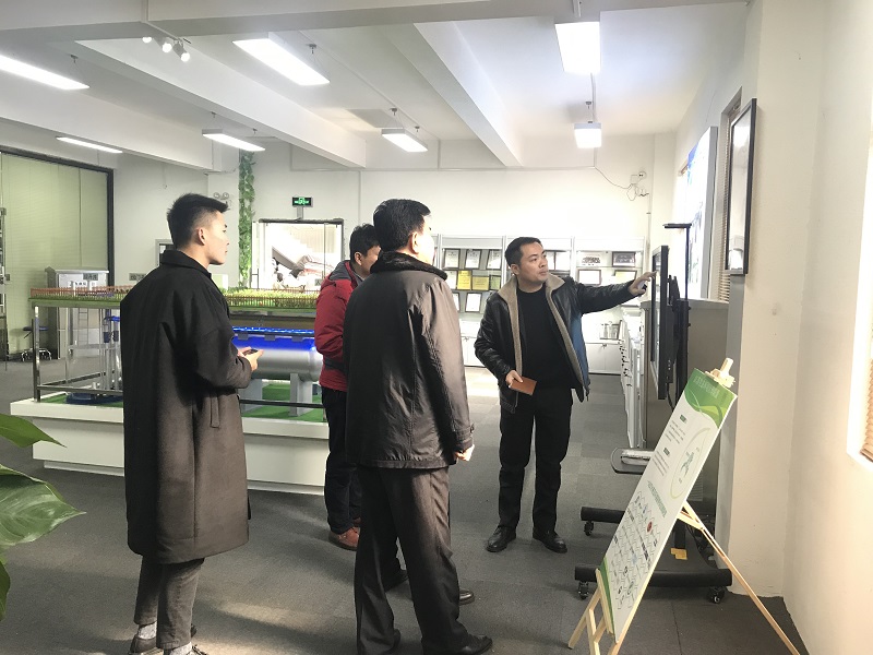 嘉賓觀(guān)看智慧運(yùn)維系統(tǒng)演示